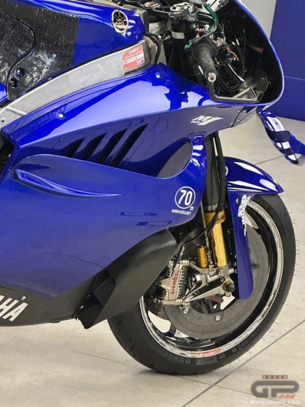 MotoGP: Yamaha svela la M1 V4 nel paddock di Misano: ecco le prime immagini