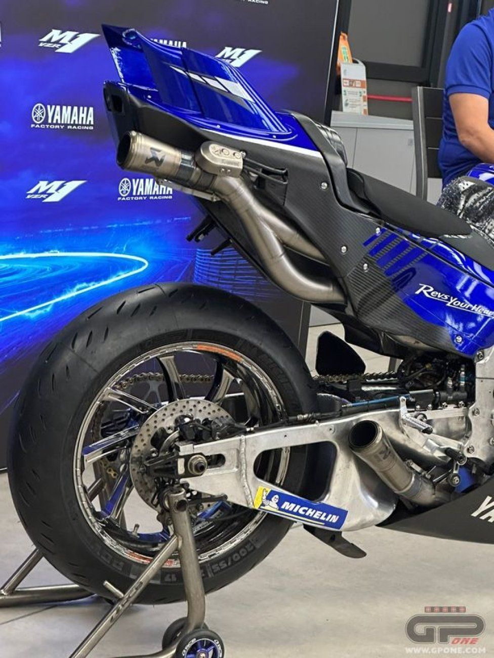 MotoGP: Yamaha svela la M1 V4 nel paddock di Misano: ecco le prime immagini