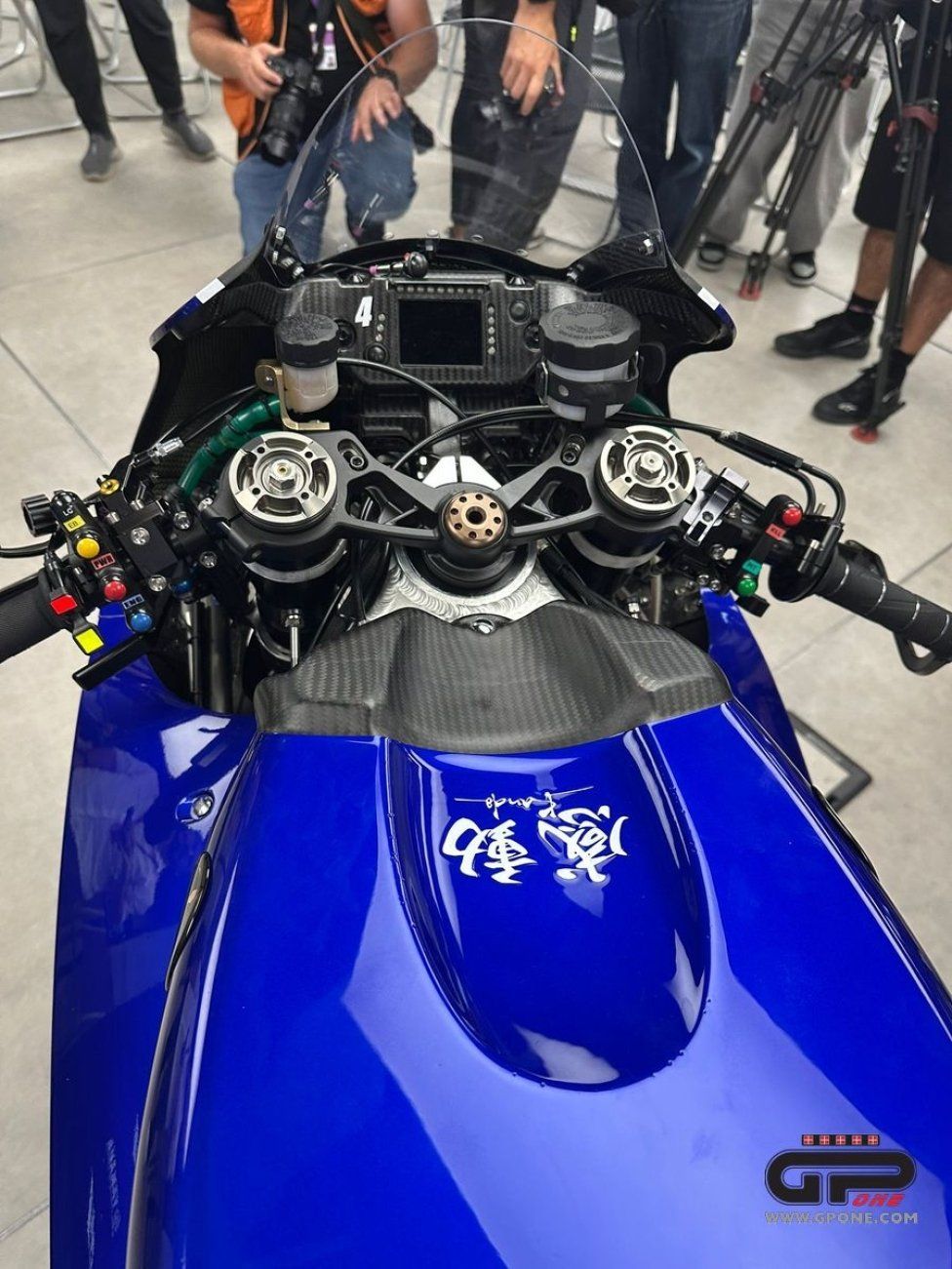 MotoGP: Yamaha unveils the M1 V4 in the Misano paddock: here are the first images