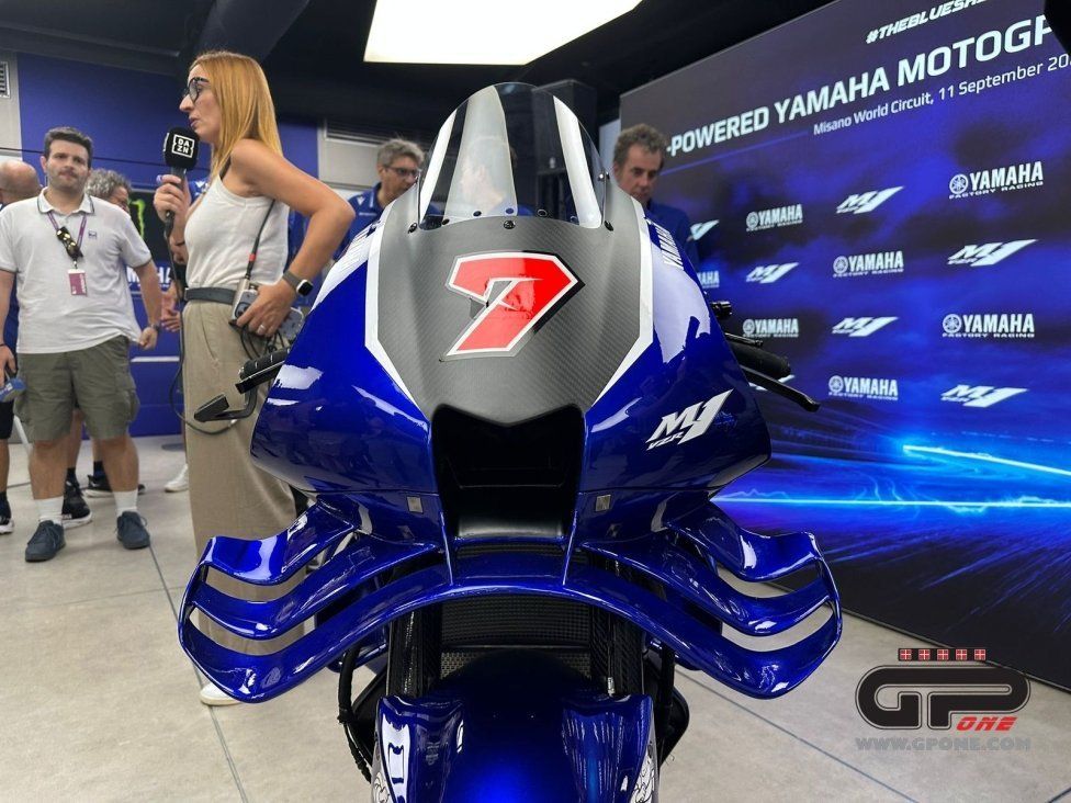 MotoGP: Yamaha unveils the M1 V4 in the Misano paddock: here are the first images