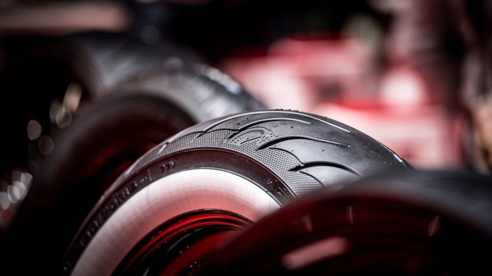 Moto - News: Avon Tyres: la fascia bianca per le Cobra Chrome