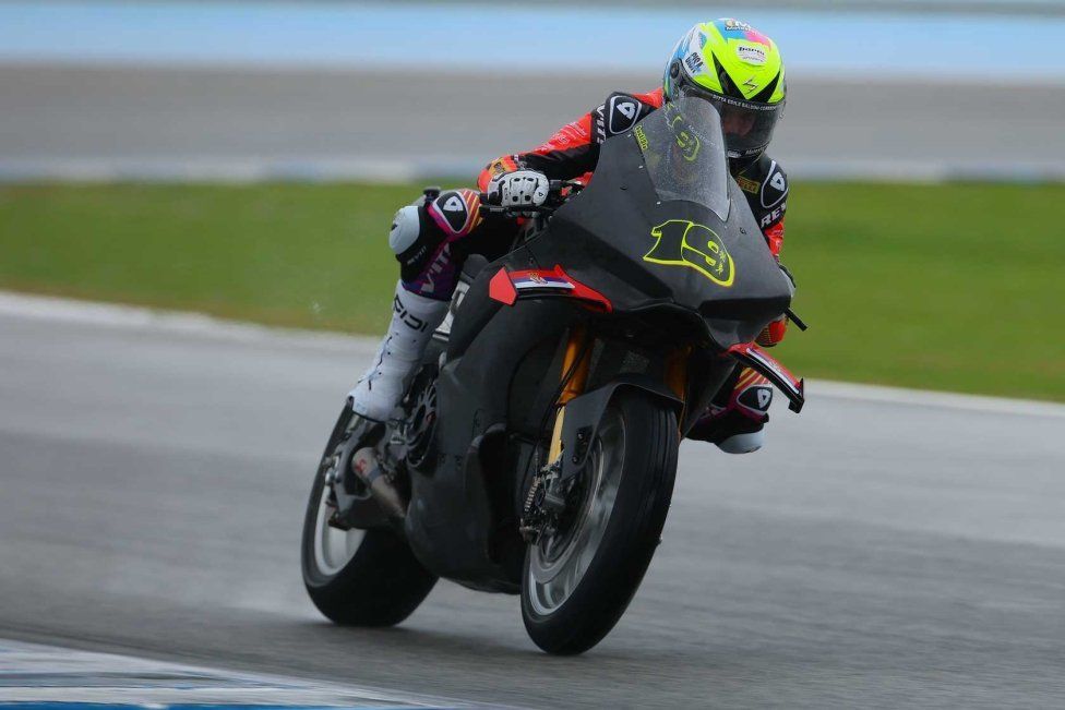 SBK: La pioggia non ferma i test a Jerez: tutte le foto della prima giornata