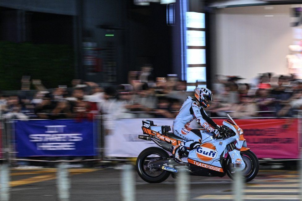 MotoGP: MotoGP invades Kuala Lumpur: street show and 20,000 fans under the Petronas Towers