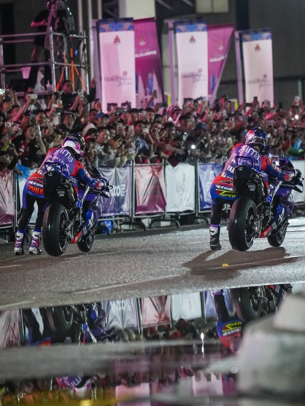 MotoGP: MotoGP invades Kuala Lumpur: street show and 20,000 fans under the Petronas Towers