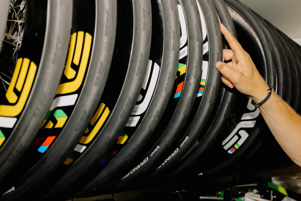 Continental al Tour de France 2026: 120 pneumatici, tra tecnologia e sicurezza in gara