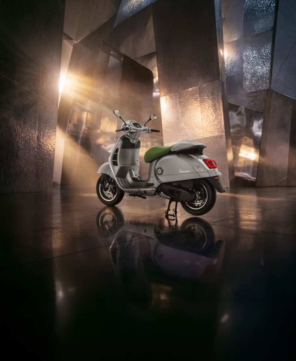 Vespa “Edisi Ke-80”: edisi koleksi, hanya diproduksi sebanyak 1.946 unit
