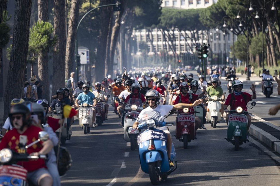 Vespa in Rome: The Most Well-Attended Rally in History!