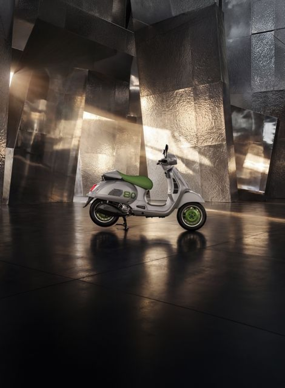 Vespa “Edisi Ke-80”: edisi koleksi, hanya diproduksi sebanyak 1.946 unit