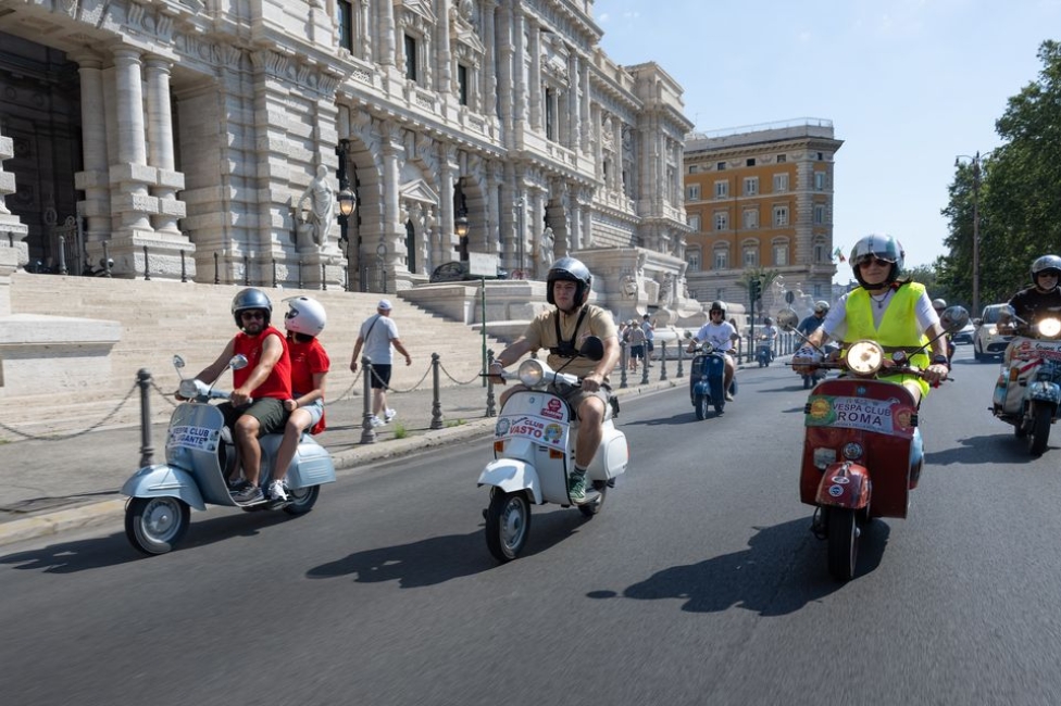 Vespa in Rome: The Most Well-Attended Rally in History!
