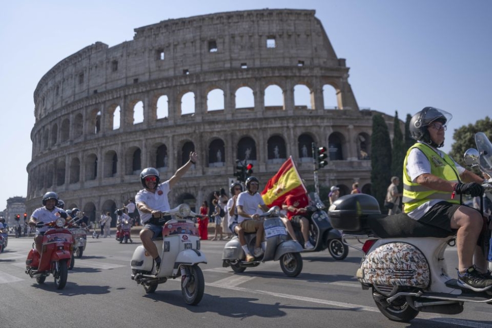 Vespa in Rome: The Most Well-Attended Rally in History!