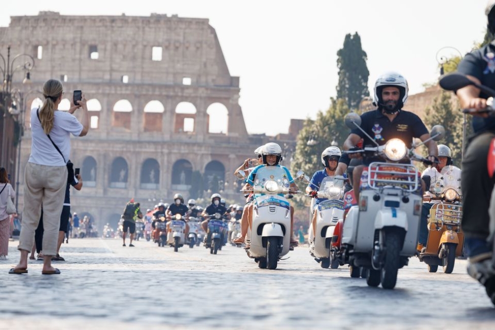 Vespa in Rome: The Most Well-Attended Rally in History!