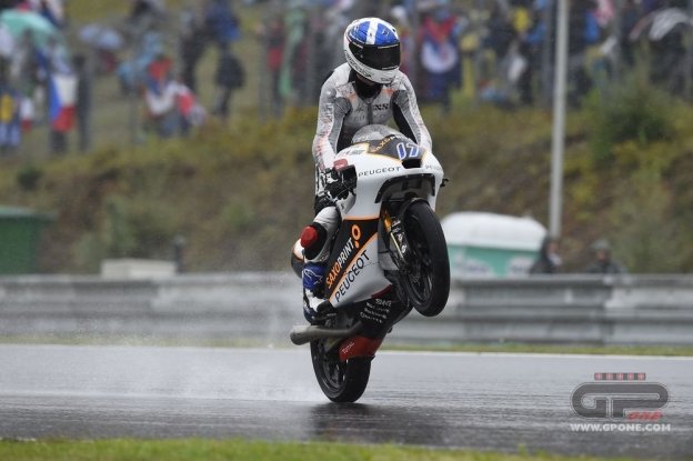 FP2: McPhee porta la Peugeot al 1° posto sotto l'acqua