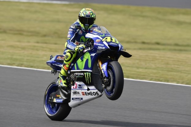 Prova di forza di Rossi, in pole davanti a Marquez
