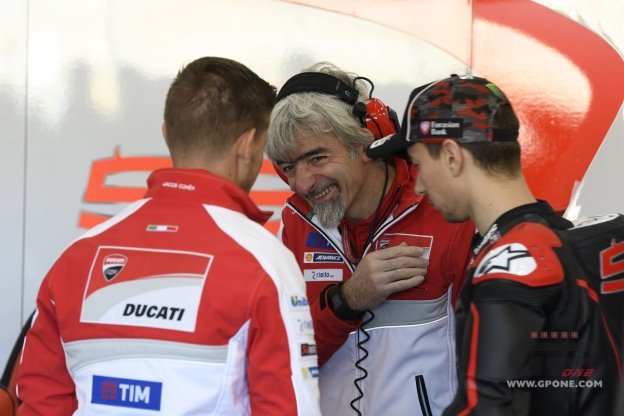 Ducati col 'doppio' pilota: Stoner al fianco di Lorenzo