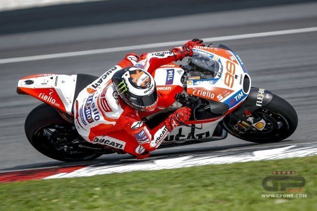 MotoGP: Test Sepang: la pista non asciuga, gira solo Lorenzo