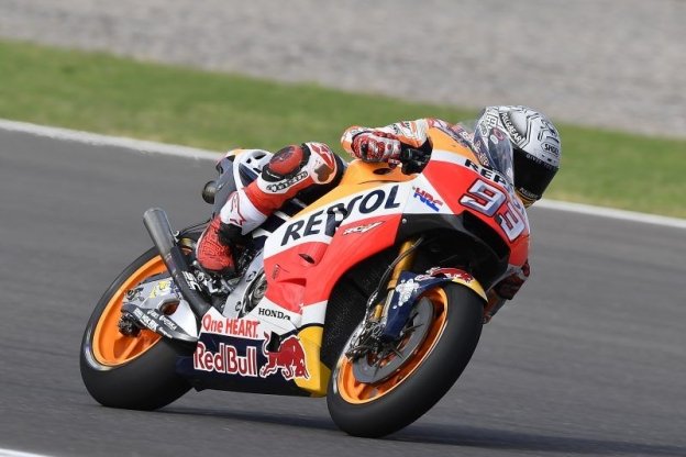 MotoGP: Marquez, pole fenomenale sul bagnato a Rio Hondo, 7° Rossi