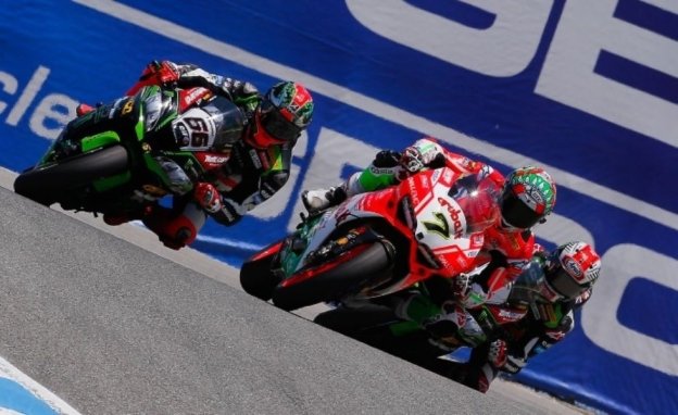 SBK: Davies trionfa a Laguna ed omaggia Nicky Hayden