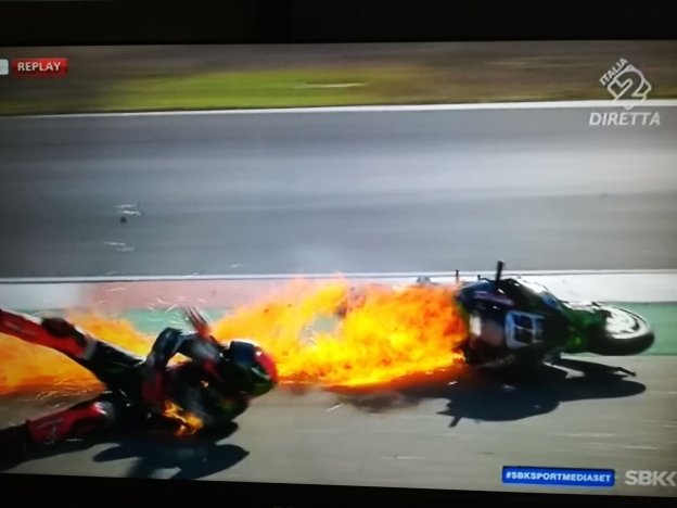 SBK: FP3: paura Sykes, moto in fiamme e weekend terminato