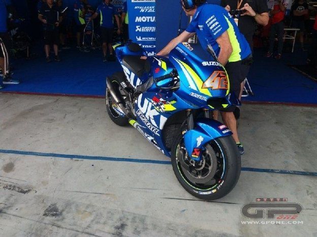 MotoGP: Suzuki sfoggia la nuova carena in stile Ducati GP17