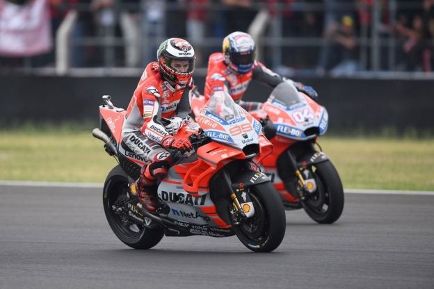 MotoGP: Lorenzo &amp; Dovi, furie rosse sull'infido asfalto di Silverstone