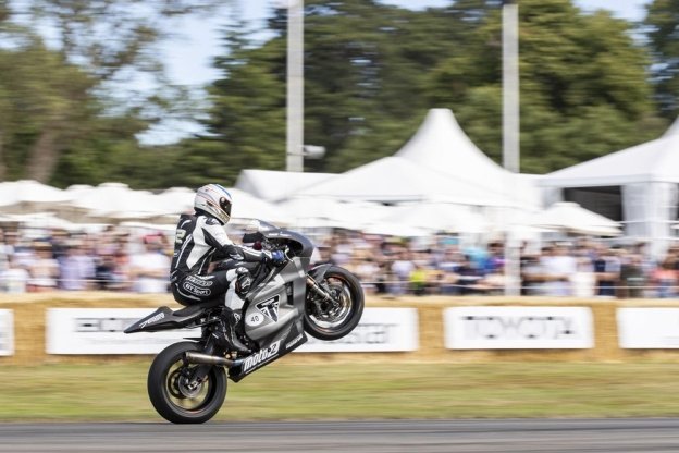 Moto2: James Toseland infiamma Goodwood sulla Triumph Moto2