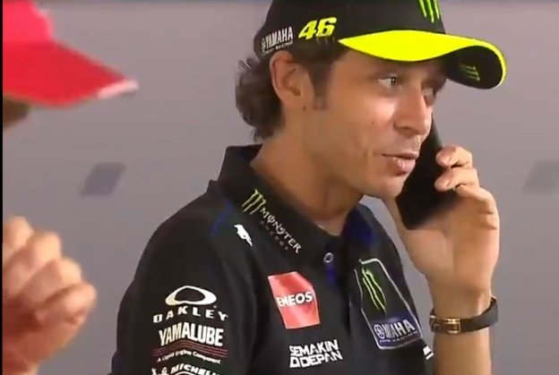 MotoGP: Rossi chiama Morbidelli: "Siamo tutti qui". E la conferenza non inizia
