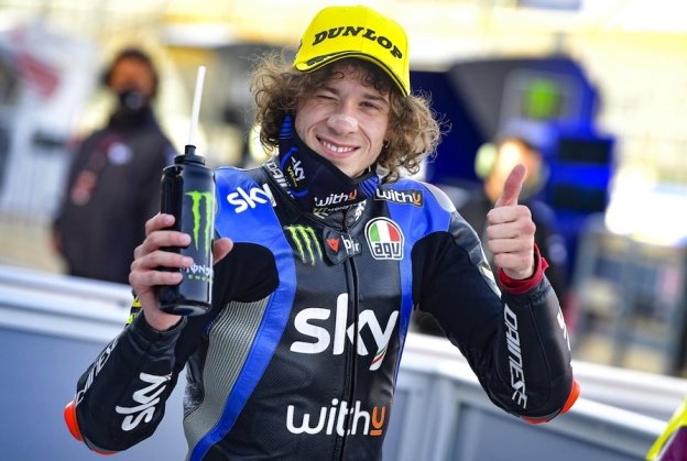 Moto2: Bezzecchi comanda nel warm up davanti a Lowes. Cade Marini, 24°