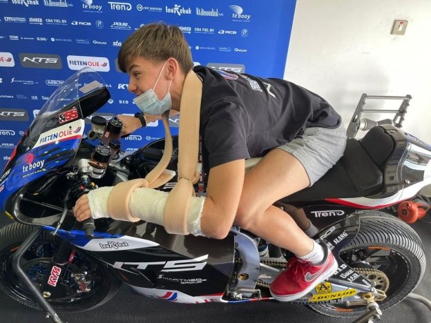 Moto2: LA FOTO - Barry Baltus in sella alla NTS con il gesso