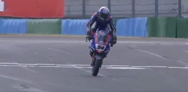 SBK: Toprak showman! Vince tagliando il traguardo di Gara 1 con uno stoppie
