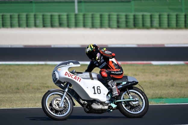Moto - News: A Troy Bayliss l'onore di portare a Misano la Ducati Imola 750 SS di Paul Smart