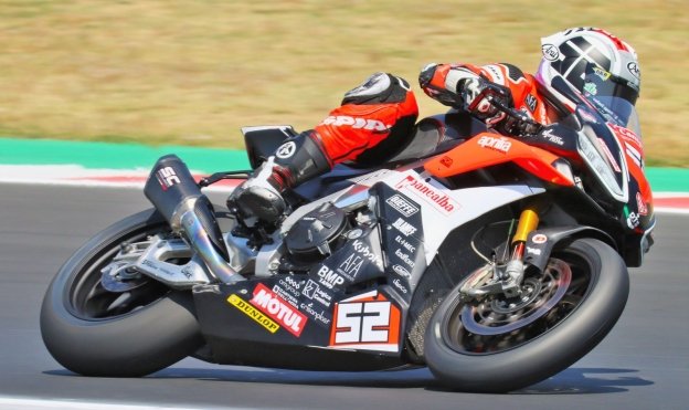 SBK: CIV-Racing Night: Festa Delbianco, prima pole con Aprilia