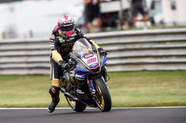SBK: Tripletta Yamaha nel BSB: Ray trionfa in Gara 1 a Snetterton