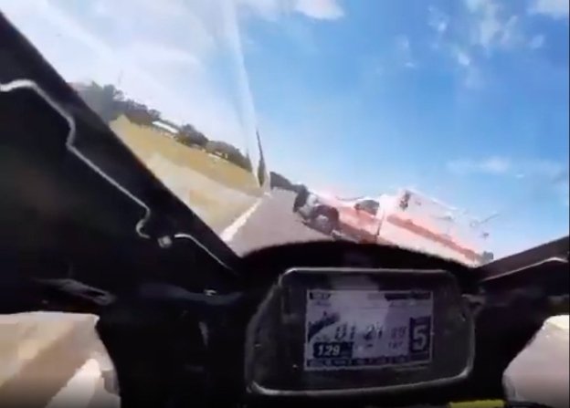 News: VIDEO SHOCK - Follia in America: un'ambulanza taglia la pista in gara