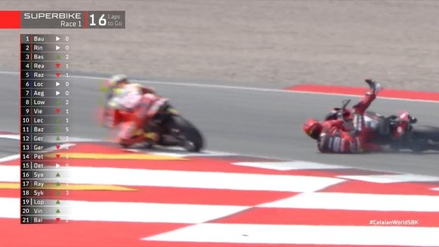 SBK: Barcellona: Rinaldi lo provoca, Bassani lo stende!