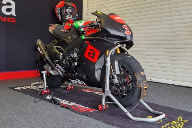 SBK: C'è anche Max Biaggi a Jerez con la sua Aprilia RSV4 X!