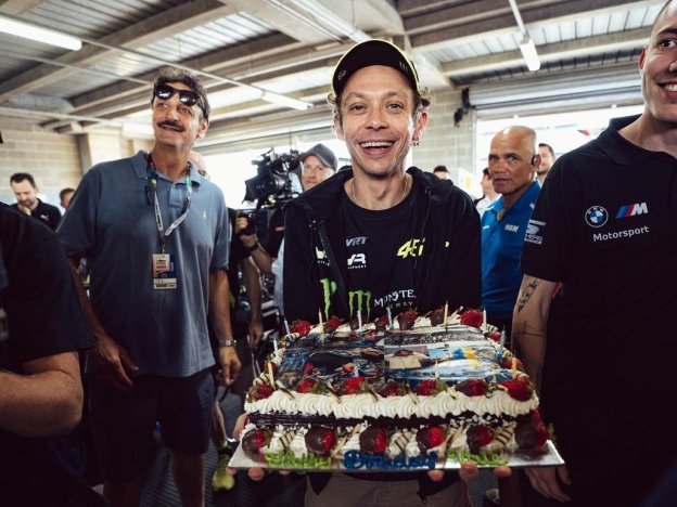 Auto - News: Rossi festeggia il compleanno alla 12 Ore di Bathurst: quando e dove vederla