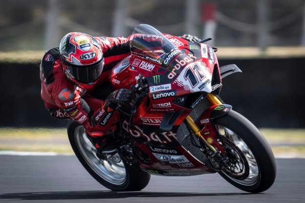 SBK: L'Italia s'è desta a Phillip Island: Bulega trionfa davanti a Locatelli e Iannone