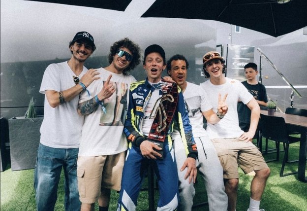 Auto - News: Valentino Rossi vince a Misano e festeggia con i piloti dell'Academy