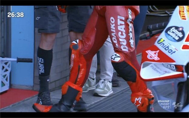 MotoGP: VIDEO - Marc Marquez comes out of the box and forgets... his knee-sliders