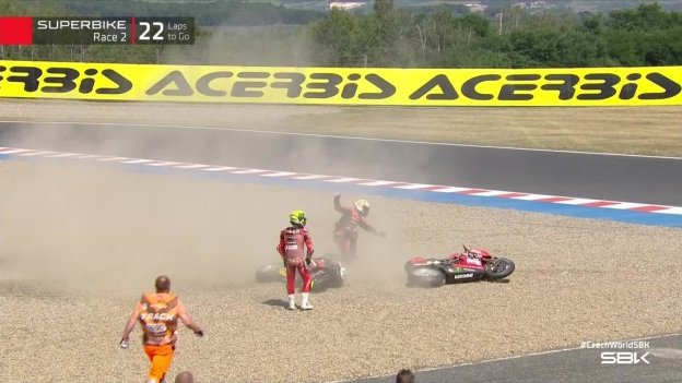 SBK: Colpo di scena al via di Gara 2: Petrucci e Bautista si scontrano e sono fuori!