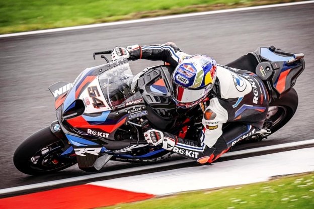 SBK: Toprak non si ferma: vince Gara 2 a Most, 2° Bulega, frittata Bautista-Petrucci
