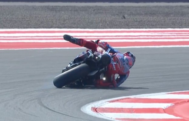 MotoGP: VIDEO - Come ai bei vecchi tempi: il salvataggio di Marquez a Mandalika