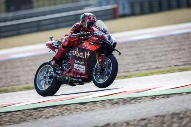 SBK: Bulega-Petrucci: Ducati spara la doppietta in Gara 2 a Magny-Cours, 3° Gerloff