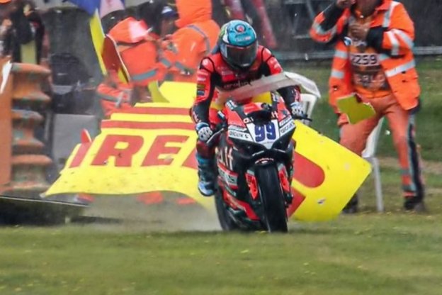 SBK: Huertas, incredibile salvataggio a Magny-Cours: sfonda un cartellone sul bagnato