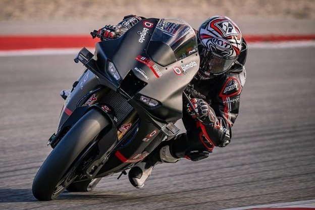 SBK: Portimao: Alex Lowes beffa Toprak per 5 millesimi e porta in vetta la Bimota