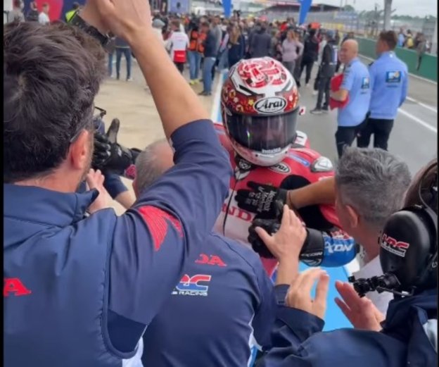MotoGP: Nakagami 6° a Le Mans, la festa al box fa attivare l'airbag della sua tuta!