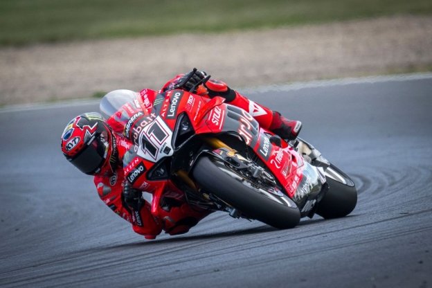 SBK: Furia Bulega: batte Toprak all'ultimo respiro in Gara 2 a Most, 3° Petrucci