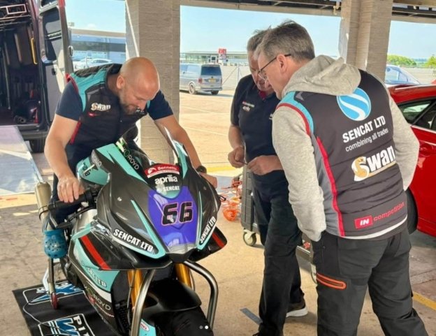 SBK: BSB: Tom Sykes torna a correre, l'inglese guiderà un'Aprilia RSV4