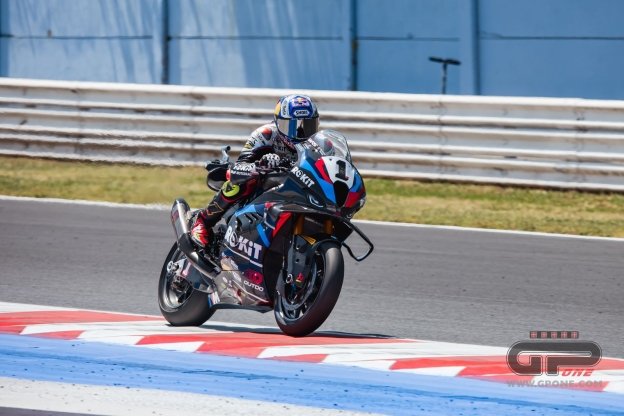 SBK: Clamoroso a Misano: Bassani centra Bulega e Toprak si prende al Superpole Race