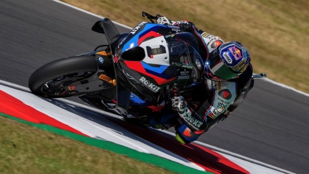 SBK: Toprak si impone su Bulega e Sam Lowes nella Superpole Race a Donington